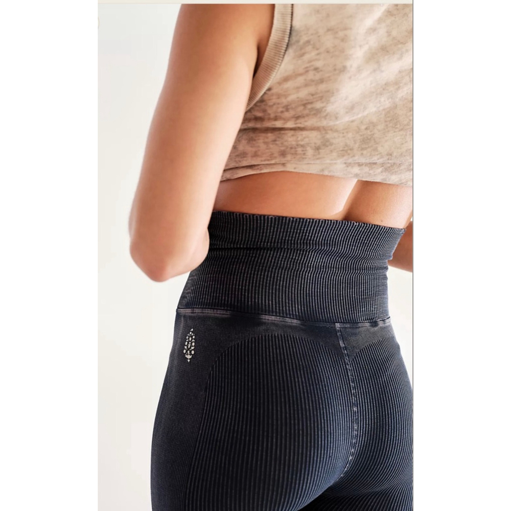 Free People High-Rise Happiness Runs Leggings NWOT NO OUTSIDE LOGO Size M/L Navy - Picture 2 of 6